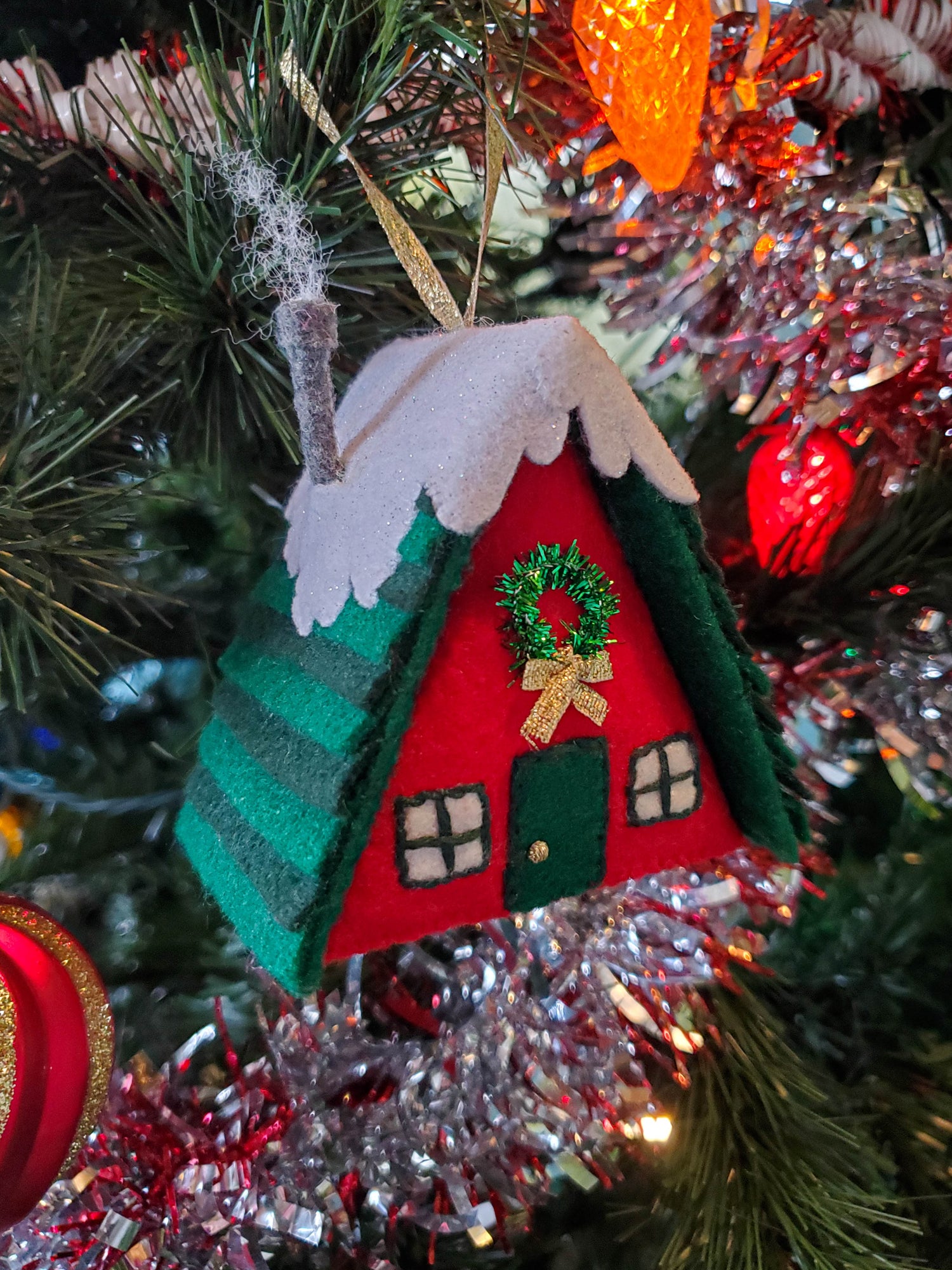 Red felt Christmas tree decor, scissors, red and white felt sheets